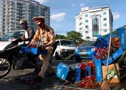 Hà Nội: Kịp thời "giải cứu" xe máy kẹt cứng giữa đường sắt