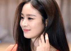 Kim Tae Hee lúng túng chặn váy vì sợ hớ hênh