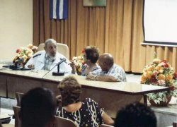 Lãnh tụ Cuba Fidel Castro gặp gỡ các chuyên gia