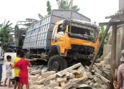 Suýt chết trong giấc ngủ trưa vì bị xe tải đâm sập nhà