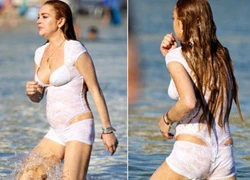 Lindsay Lohan vô tư mặc đồ lót tắm biển