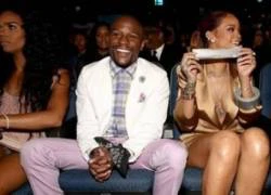 Mayweather bị nữ ca sĩ nóng bỏng trói tay, bịt miệng