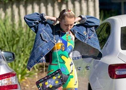 Miley Cyrus mặc đồ bó sát sặc sỡ, phạm luật khi đi ăn với em gái