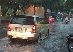 Mưa hơn nửa giờ, nhiều tuyến đường ở Sài Gòn lại biến thành 'sông'