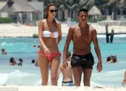 Nhận &#8220;thưởng sex&#8221; của siêu mẫu, Alexis Sanchez gặp rắc rối