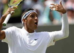 Nick Kyrgios tức giận đập vợt bay lên khán đài