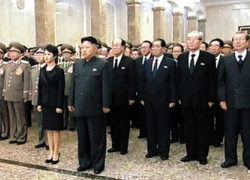 Ông Kim Jong-un viếng bố và ông nội