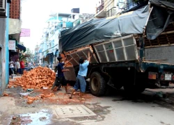 Ôtô quá tải sụp hố ở Sài Gòn