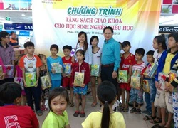 Phan Khang tặng hơn 10.000 bộ sách cho học sinh nghèo