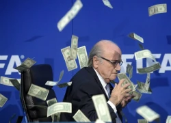 Sepp Blatter bị ném tiền vào người giữa cuộc họp báo