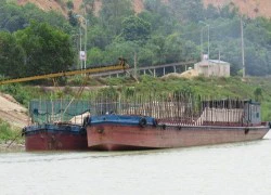 Tàu 'chuồng lợn' vô tư 'qua mặt' cơ quan chức năng