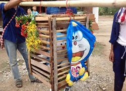 Thái Lan: Người dân dùng mèo Doraemon thay mèo sống để cầu mưa