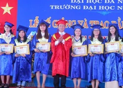 Trường ĐH Ngoại ngữ (ĐH Đà Nẵng): Gần 1.300 tân cử nhân nhận bằng tốt nghiệp