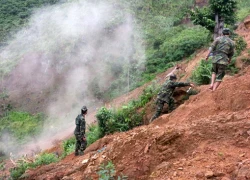 'Vàng tặc' phá lán trại công binh, phản đối nổ mìn phá hầm