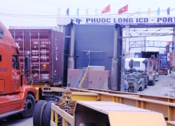 Xe container "nối đuôi" nhau dưới cầu Rạch Chiếc