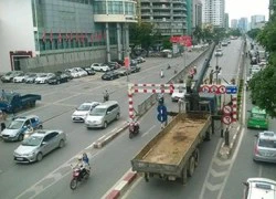 Xe tải bị khung sắt &#8220;giữ lại&#8221; hàng giờ trên cầu vượt