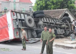 Xe tải tông sập nhà dân, 4 người thoát chết trong gang tấc