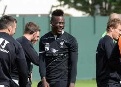 Balotelli cười "như được mùa" khi đá phản lưới nhà