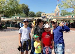 Bằng Kiều và vợ cũ vui vẻ đưa con đi chơi Disneyland