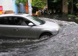 Bí kíp giúp xe ô tô "sống sót" an toàn khi đi qua đường ngập nước