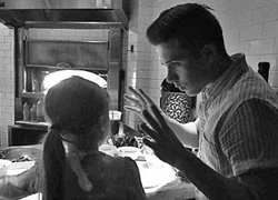 Brooklyn Beckham &#8220;hứng đá&#8221; vì khoe ảnh Harper