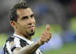 Carlos Tevez và câu chuyện tình bạn cảm động khiến MC cũng phải khóc