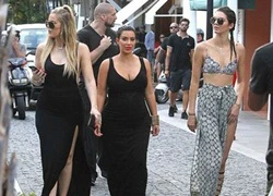 Chị em Kim Kardashian mặc sexy diễu phố