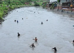 Chuyện lạ trong cơn mưa lụt: Hàng trăm đàn ông, phụ nữ lao xuống sông... mò "ngọc trai đen"