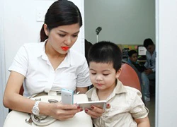 Con trai Oanh Yến bám mẹ không rời