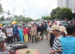 Đâm xe máy ngã ra đường, cô gái trẻ bị xe ben cán tử vong