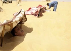 Dân Ai Cập vùi thân giữa sa mạc Sahara để chữa bệnh