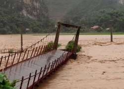 Điện Biên: Xe máy ở trong nhà bị lũ đánh bật, cuốn mất