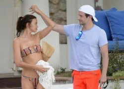 Diện bikini nhỏ xíu, bồ cũ Ronaldo liên tục "khóa môi" nam tài tử Bradley Cooper