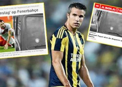 Đồng đội bị bắn, Van Persie run như cầy sấy