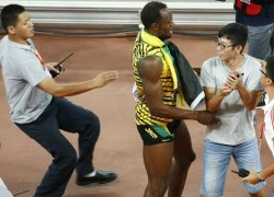 Fan cuồng nhảy xuống sân xin chụp ảnh cùng Usain Bolt