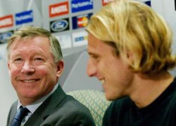 Forlan được Sir Alex mời về M.U khi đang... tắm