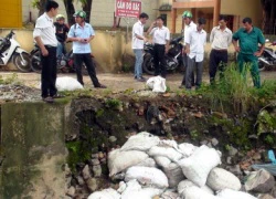 Hàng chục bao rác thải y tế đổ xuống suối