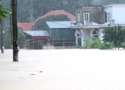 Hơn 500 nhà &#8216;chìm&#8217; trong biển nước, đường vào Yên Tử ngập sâu