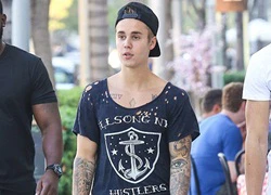 Justin Bieber gây chú ý khi mặc áo thủng lỗ &#8220;te tua&#8221; ra đường