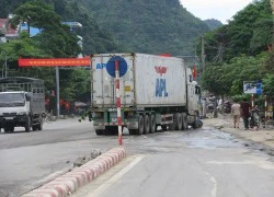 Khúc cua tử thần 'bẫy' xe container