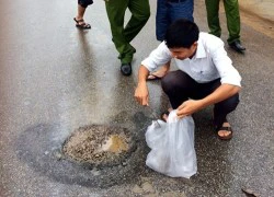 Lại phát hiện mặt đường bị hư hỏng vì 'chất lạ'