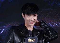 Lay (EXO) bẽn lẽn bên đàn anh trong sự kiện tuyên truyền phim