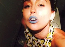 Miley Cyrus khoe ảnh selfie kỳ quái trong nhà vệ sinh