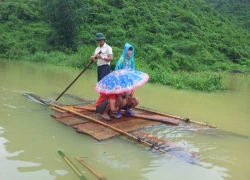 Mưa lũ cô lập, người dân tự chế bè di chuyển