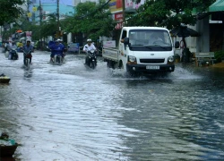 Nhiều tuyến đường ở Sóc Trăng thành biển nước sau cơn mưa kéo dài