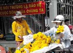 Rằm tháng 7: Hàng chay đắt khách, hàng hoa lãi nửa triệu/ngày