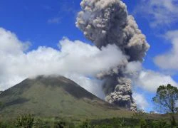 Sân bay Indonesia tê liệt vì núi lửa phun trào