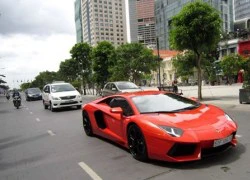 Siêu xe tiền tỷ Lamborghini Aventador lăn bánh trên phố Việt