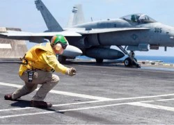 Tiêm kích F/A-18 Mỹ bốc cháy ngay trên tàu sân bay