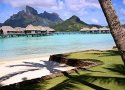 Vợ chồng Jennifer Aniston đi trăng mật ở Bora Bora